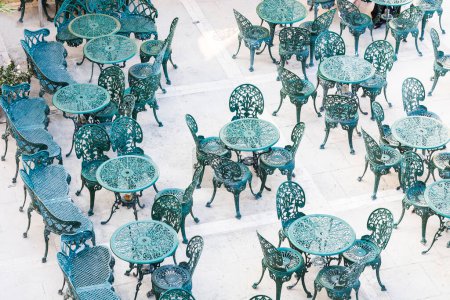 Téléchargez les photos : Chaises et tables ajourées dans un café de rue à Malte - en image libre de droit
