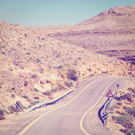 Téléchargez les photos : Route sinueuse en asphalte dans le désert du Néguev en Israël, Effet Instagram - en image libre de droit