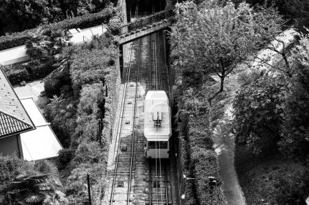 Foto de El funicular entrega pasajeros de la ciudad baja a la superior, en Bérgamo en blanco y negro - Imagen libre de derechos