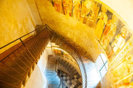 Foto de Fantástica escalera en la Capilla Colleoni de Bérgamo, Italia - Imagen libre de derechos