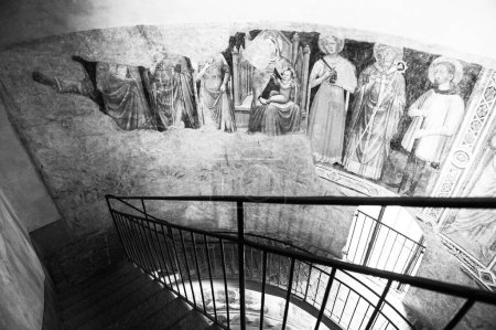 Téléchargez les photos : Fantastique escalier dans la chapelle Colleoni à Bergame, Italie en noir et blanc - en image libre de droit