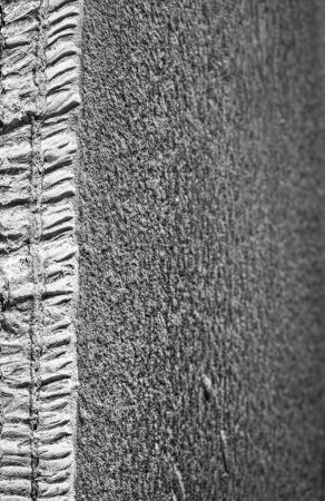 Foto de Fondo industrial en forma de una vieja lámina oxidada de metal en blanco y negro - Imagen libre de derechos