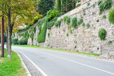 Téléchargez les photos : Les murs entourant la vieille ville de Bergame en Italie sont un exemple de l'architecture militaire vénitienne. - en image libre de droit