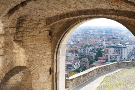 Foto de Las murallas que rodean la antigua ciudad de Bérgamo en Italia son un ejemplo de la arquitectura militar veneciana. - Imagen libre de derechos