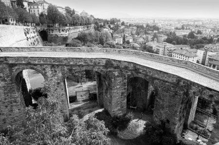 Foto de Las murallas que rodean la antigua ciudad de Bérgamo en Italia son un ejemplo de arquitectura militar veneciana en blanco y negro - Imagen libre de derechos