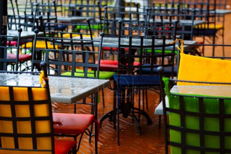 Téléchargez les photos : Café en plein air un jour de pluie dans une ville italienne Montepulciano en l'absence de touristes - en image libre de droit
