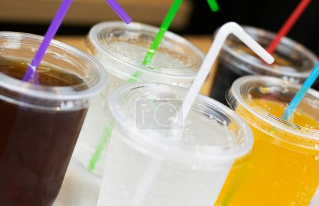 Téléchargez les photos : Drinks in plastic glasses with straws - en image libre de droit