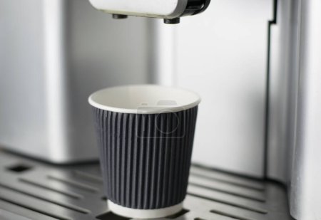 Téléchargez les photos : Tasse en papier en machine à café - en image libre de droit