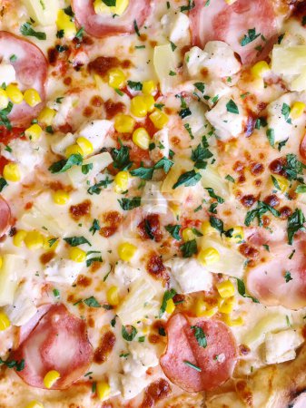 Foto de Pizza con jugosos ingredientes frescos de cerca - Imagen libre de derechos