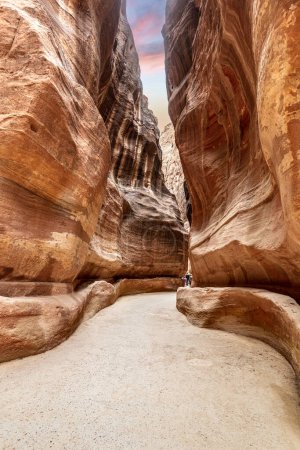 Téléchargez les photos : Chemin qui mène au trésor de Pétra entre les canyons. Jordanie - en image libre de droit