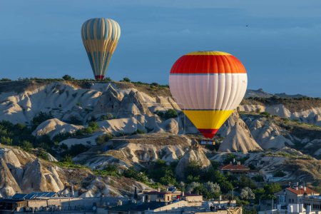 Foto de GOREME / TURQUÍA - 27 de junio de 2022: globos aerostáticos vuelan sobre la ciudad de goreme - Imagen libre de derechos