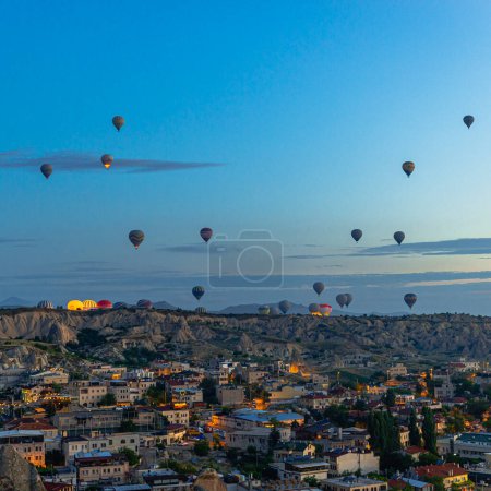 Téléchargez les photos : GOREME / TURQUIE - 29 juin 2022 : Les montgolfières volent au lever du soleil - en image libre de droit