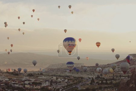 Téléchargez les photos : GOREME / TURQUIE - 27 juin 2022 : montgolfières dans le ciel à l'aube en dinde - en image libre de droit