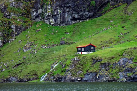 Téléchargez les photos : Maison solitaire dans la région de saksun sur les îles Féroé - en image libre de droit