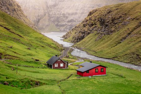Téléchargez les photos : Faroe île bâtiments isolés dans la nature paysage - en image libre de droit