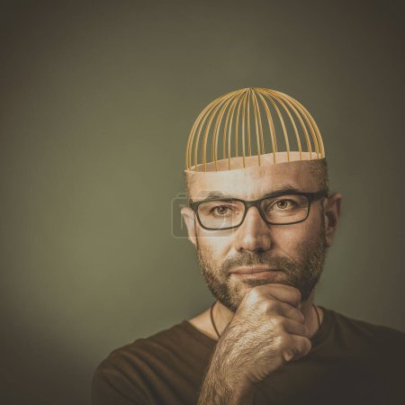 Téléchargez les photos : Portrait abstrait de l'homme avec la tête faite avec une cage. - en image libre de droit