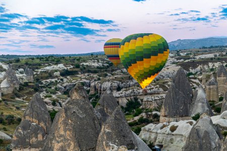 Téléchargez les photos : GOREME / TURQUIE - 29 juin 2022 : montgolfières à l'aube près de Goreme - en image libre de droit