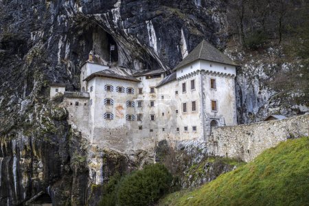 Foto de Antiguo castillo de predjama en slovenia - Imagen libre de derechos