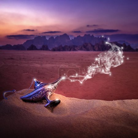 Foto de Lámpara de aladino en la arena con humo místico y fondo desértico con montañas - Imagen libre de derechos