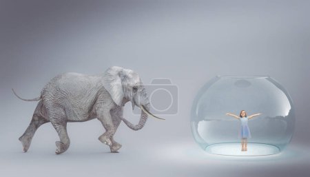 Foto de Elefante grande caminando hacia una burbuja de vidrio con una niña sonriente dentro - Imagen libre de derechos