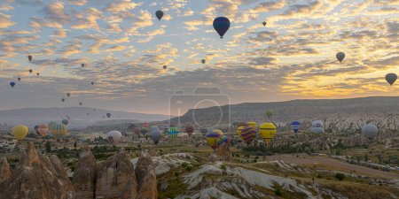 Téléchargez les photos : GOREME/TURKEY - June 30, 2022: hot air balloon flies in the sky at dawn - en image libre de droit