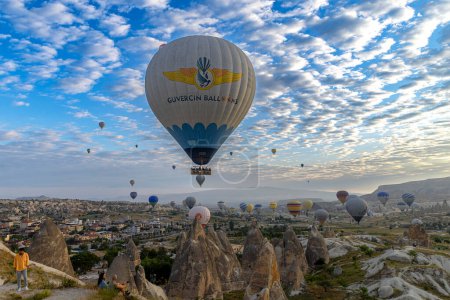 Téléchargez les photos : GOREME/TURKEY - June 30, 2022: hot air balloons rise into the sky at dawn in the valleys of cappadocia - en image libre de droit