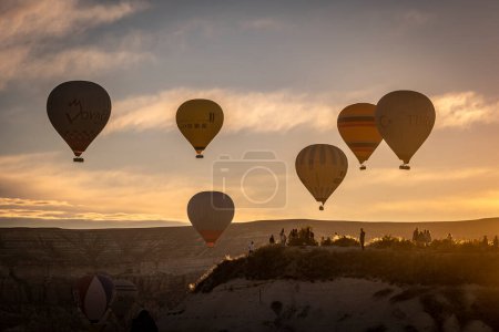 Téléchargez les photos : GOREME/TURKEY - June 27, 2022: Hot air balloons fly at dawn over the hills of Goreme. - en image libre de droit