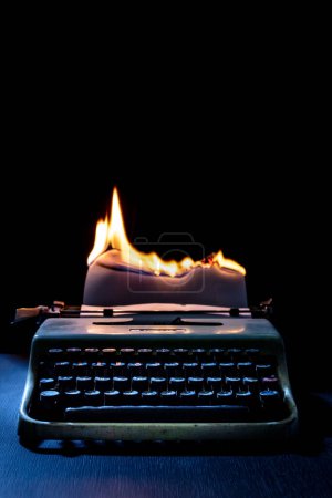 Foto de Máquina de escribir y papel prendiendo fuego - Imagen libre de derechos