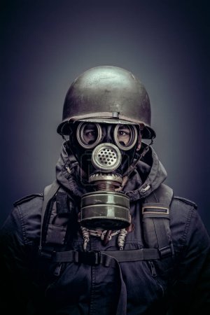 Foto de Soldado con casco y máscara de gas disparo de estudio - Imagen libre de derechos