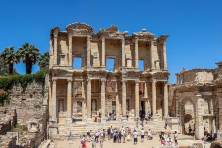 Téléchargez les photos : EPHESUS / TURQUIE - 03 juillet 2022 : Bibliothèque de Celsus à Ephèse. Turquie - en image libre de droit