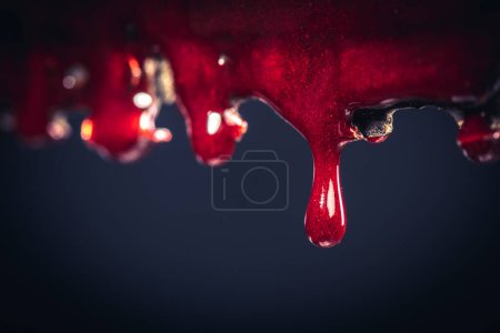 Foto de Detalle de gota de sangre en hoja de motosierra - Imagen libre de derechos
