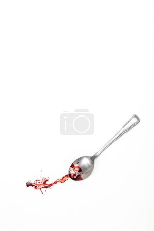 Foto de Fondo blanco con cucharadita cubierta de sangre - Imagen libre de derechos
