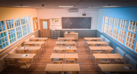 Blick auf das Klassenzimmer mit Holztischen und Fußboden. 3D-Darstellung
