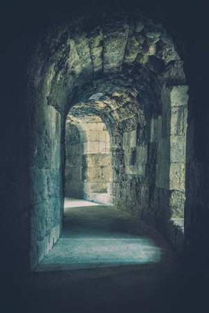 Téléchargez les photos : Intérieur d'un ancien château, couloir et fenêtres - en image libre de droit
