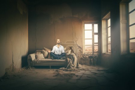 Foto de Hombre meditando en una casa en ruinas - Imagen libre de derechos