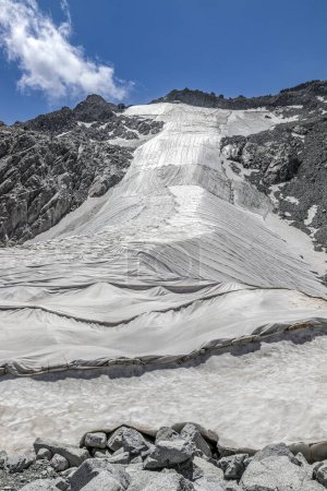 Foto de Hielo tonal cubierto con escudos térmicos para preservar el hielo del calor - Imagen libre de derechos