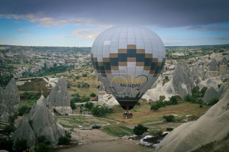 Téléchargez les photos : TURQUIE GOREME - 29 juin 2022 : Des montgolfières survolent la ville de goreme. - en image libre de droit