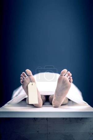 pies con la etiqueta del hombre muerto en la morgue