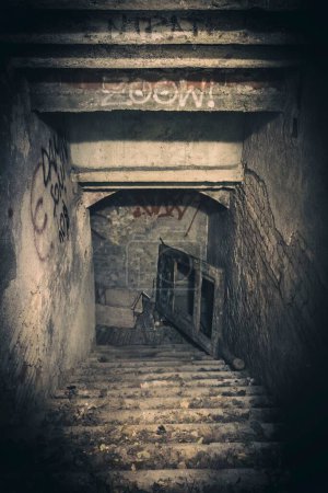 Foto de Escalera de entrada a un sótano abandonado y vandalizado - Imagen libre de derechos