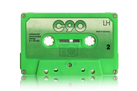 Téléchargez les photos : Vieille cassette audio noire sur fond blanc - en image libre de droit