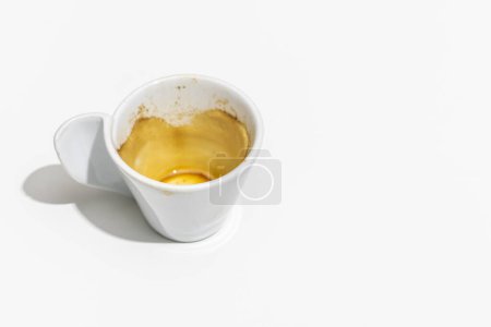 Téléchargez les photos : Tasse à café vide sur fond blanc - en image libre de droit