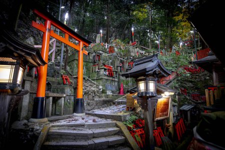 Foto de Detalle en el templo inari fushimi en Kyoto - Imagen libre de derechos