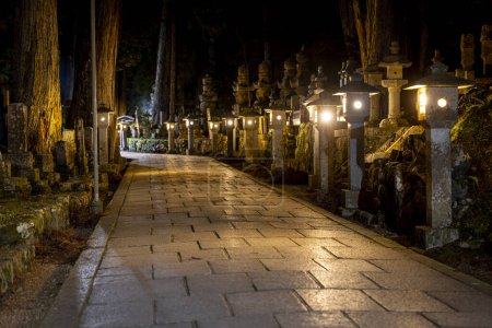 Foto de Camino de linterna de piedra en el cementerio de Okunoin por la noche - Imagen libre de derechos