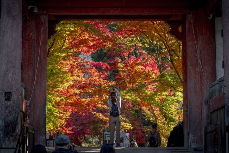 Foto de Turistas en la entrada del templo de Daigo-ji en Kyoto - Imagen libre de derechos