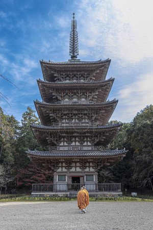 Foto de Pagoda de cinco pisos del Templo Daigo-ji y monjes vistos desde atrás - Imagen libre de derechos