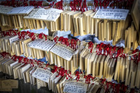 Téléchargez les photos : Ema tablette en bois avec prières et souhaits au temple shinto - en image libre de droit