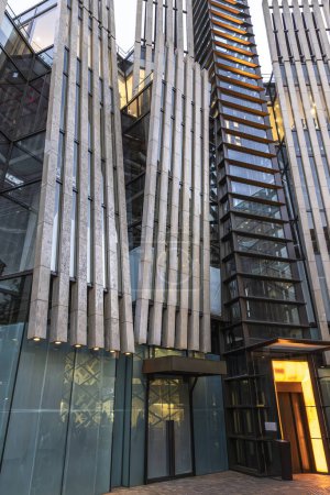 Téléchargez les photos : Bâtiment moderne en béton et verre dans la ville de Tokyo - en image libre de droit