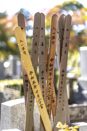 Foto de Sotoba de madera en Cementerio de Ueno, Japón - Imagen libre de derechos