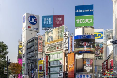 Téléchargez les photos : TOKYO / JAPON - 22 novembre, panneaux publicitaires sur les bâtiments à Shibuya - en image libre de droit