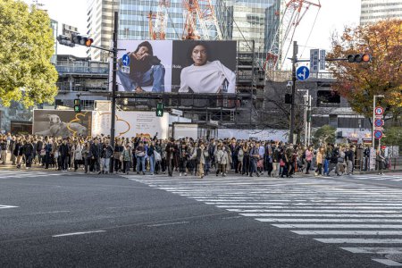 Foto de TOKIO / JAPÓN - 22 de noviembre, multitudes de personas se preparan para cruzar el famoso cruce de Shibuya - Imagen libre de derechos